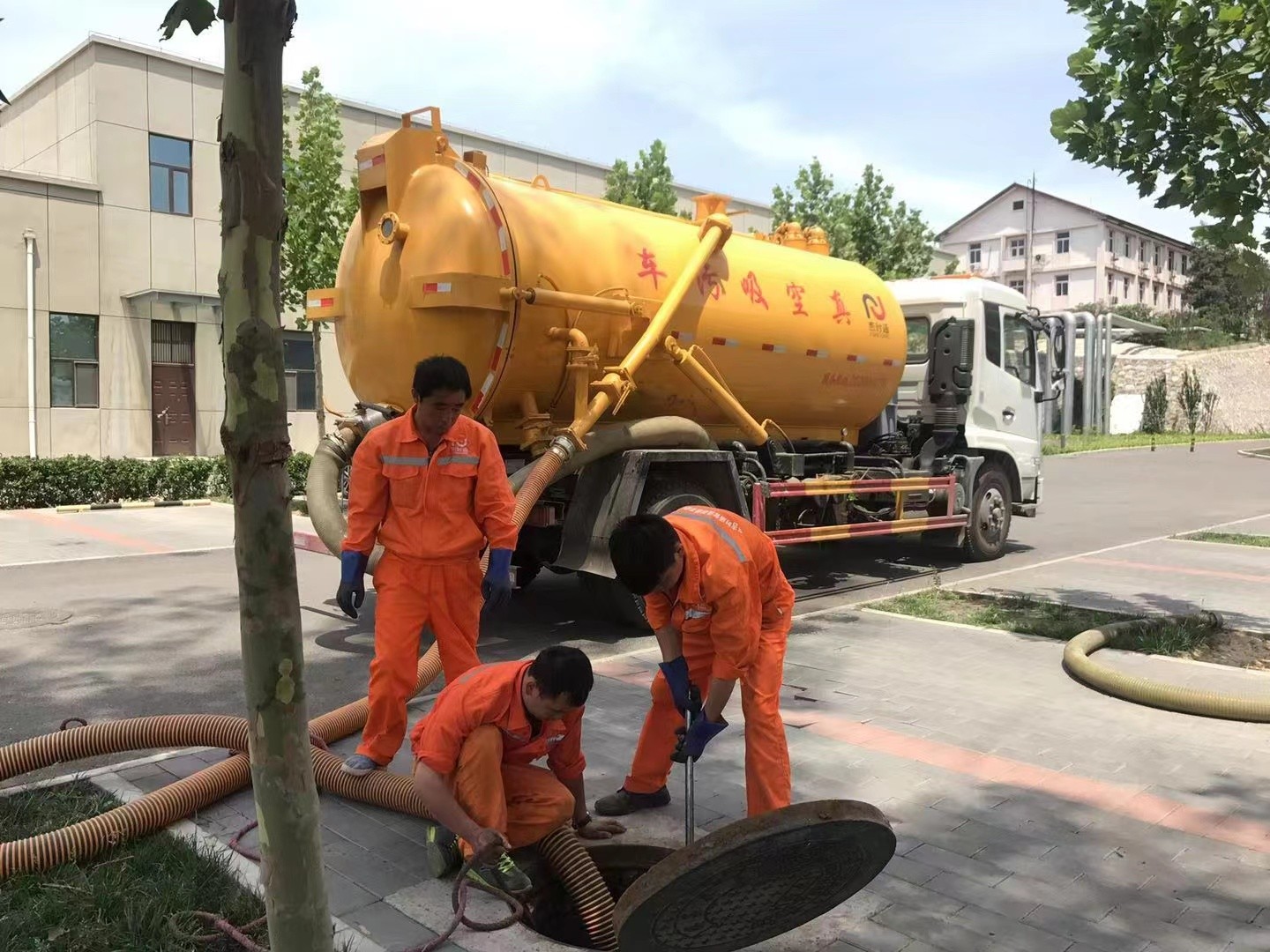 新河管道疏通车停在窨井附近