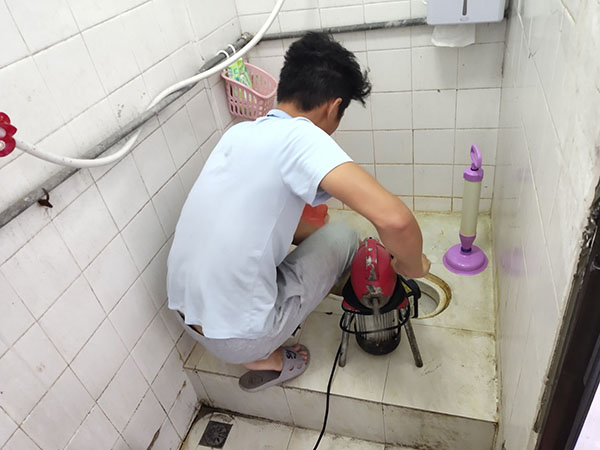 新河管道堵塞冒臭气 专业师傅现场解决问题