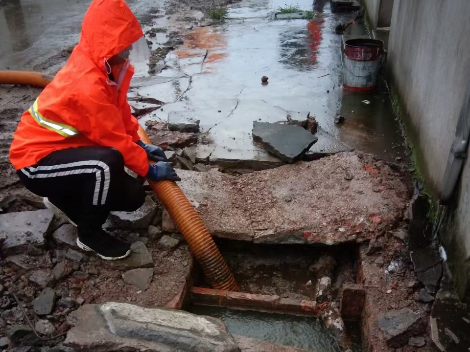 新河专业清理污水池 炜誉市政以规范流程守护城市 “肠道”