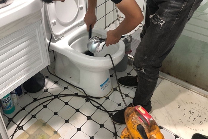 新河马桶堵塞自己疏通还是找师傅?专业上门服务让你省时更省心